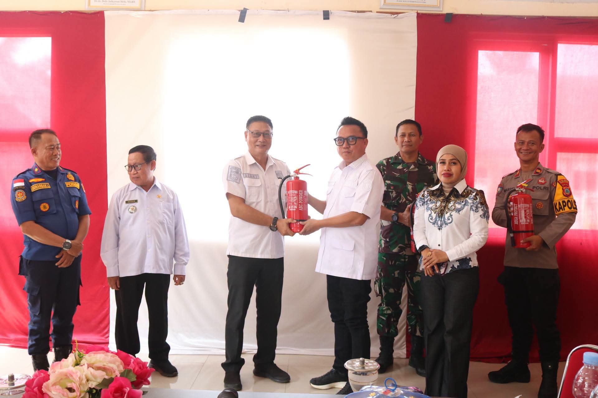 82 APAR Disalurkan, Bupati Delis Perkuat Proteksi Kebakaran di Morowali Utara