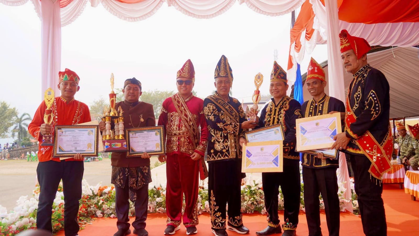 Perayaan HUT Morut Ke-13, Bupati Delis Serahkan Berbagai Bantuan dan Terima Program Berani Berbagi Dari Gubernur Anwar Hafid